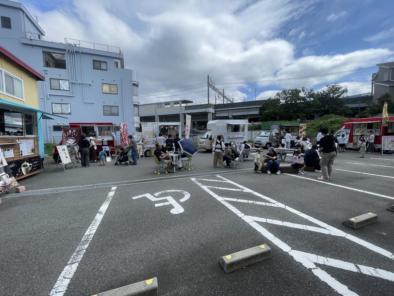 テニスラウンジ川西の屋外に並ぶキッチンカーと来場者
